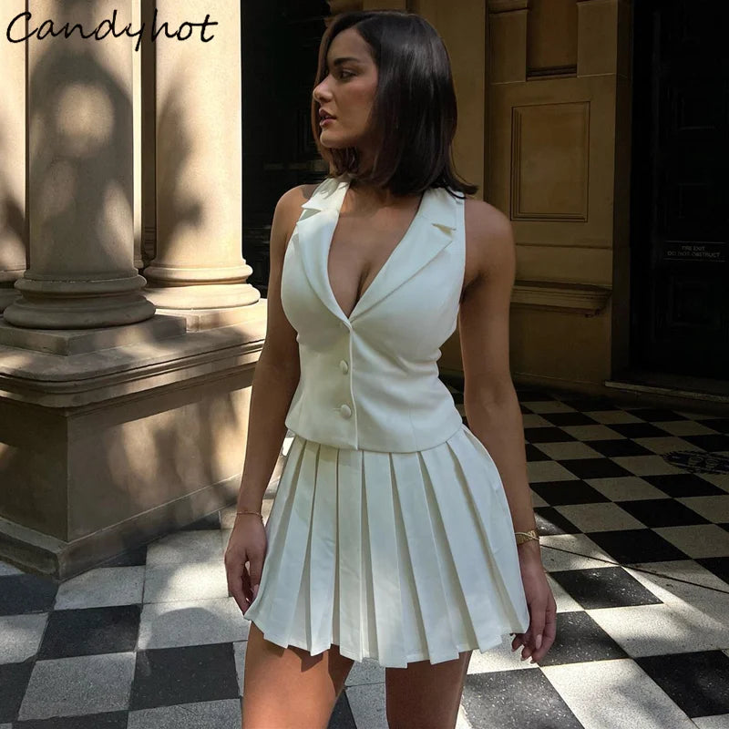 'Elora' – Ärmelloses V-Neck Set aus Weste & Faltenrock