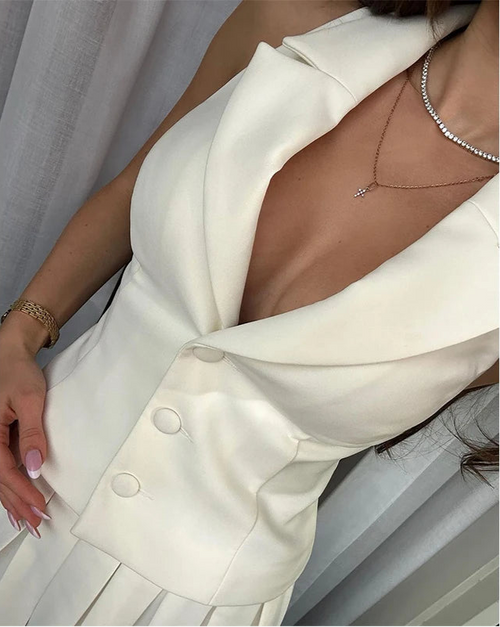 'Elora' – Ärmelloses V-Neck Set aus Weste & Faltenrock